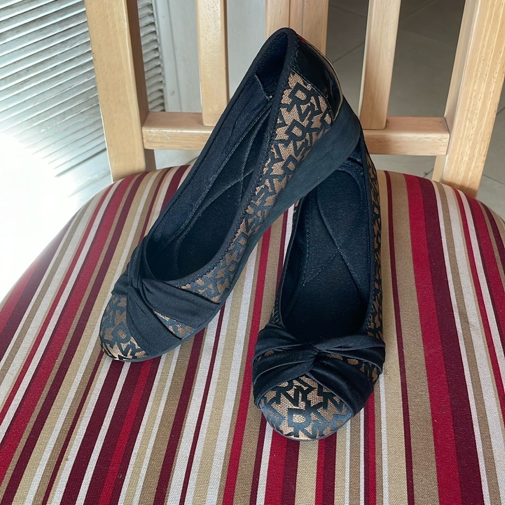DKNY wedges
Black & Brown